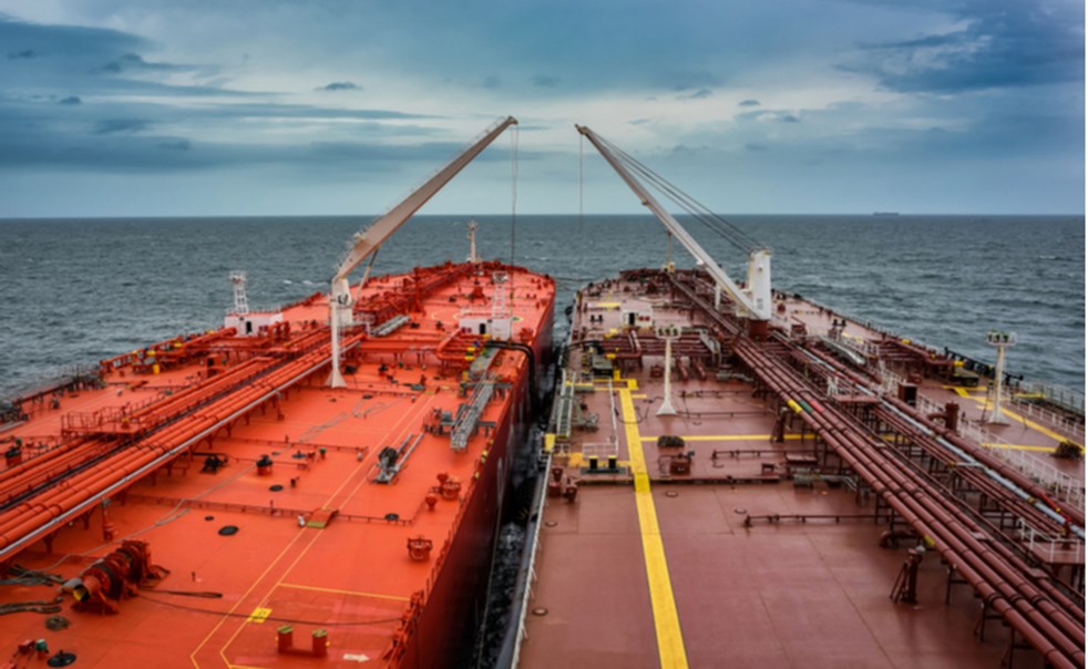 foto di due petroliere che effettuano l'operazione di trasferimento da nave a nave